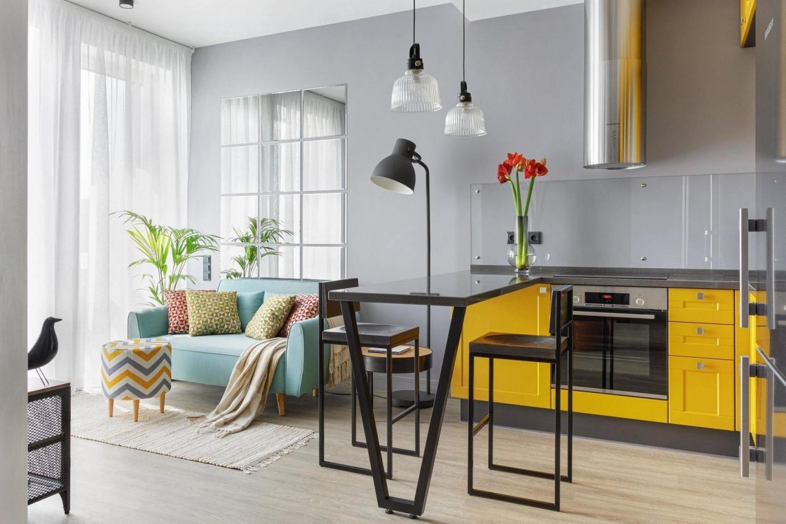 Fiatal lány stílusos otthona sárga konyhával - 43m2-en modern berendezés színes elemekkel