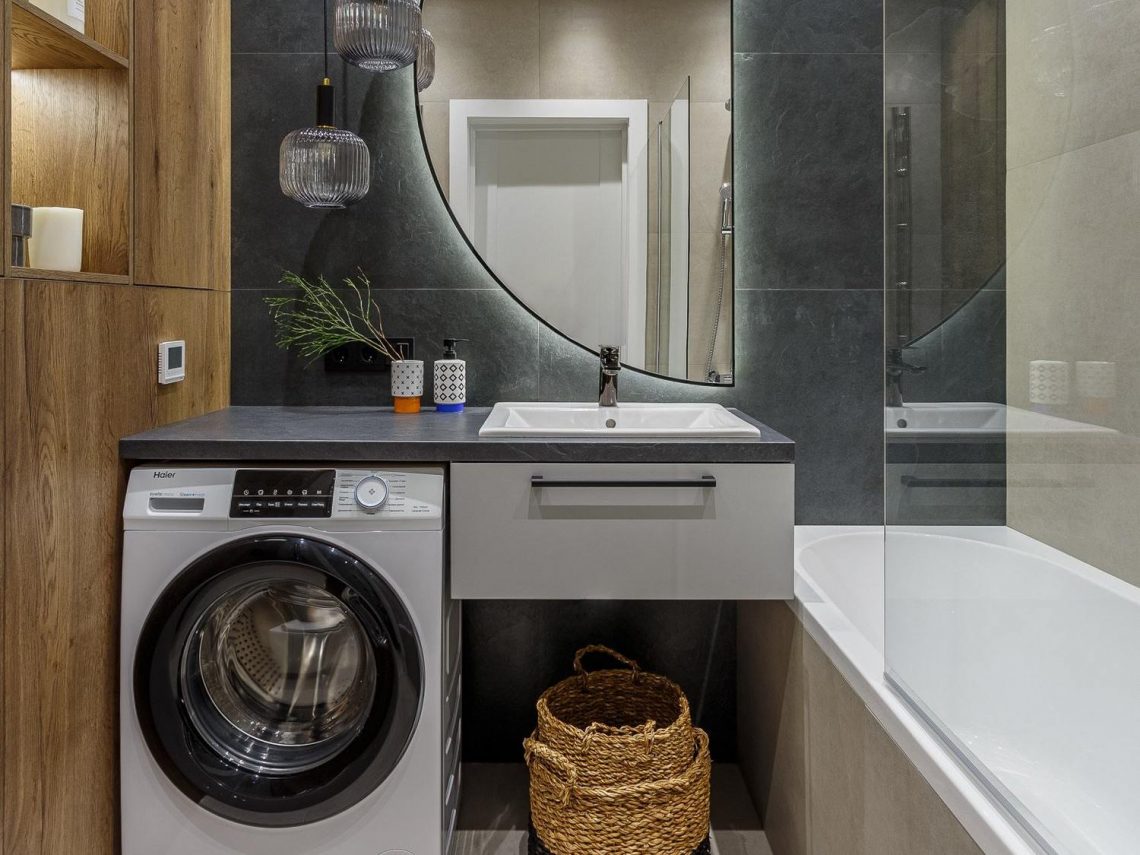 Fiatal nő egy személynek berendezett kétszobás, 50m2-es otthona, tágas konyhával