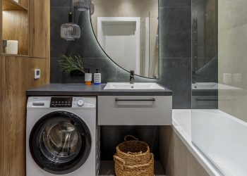 Fiatal nő egy személynek berendezett kétszobás, 50m2-es otthona, tágas konyhával