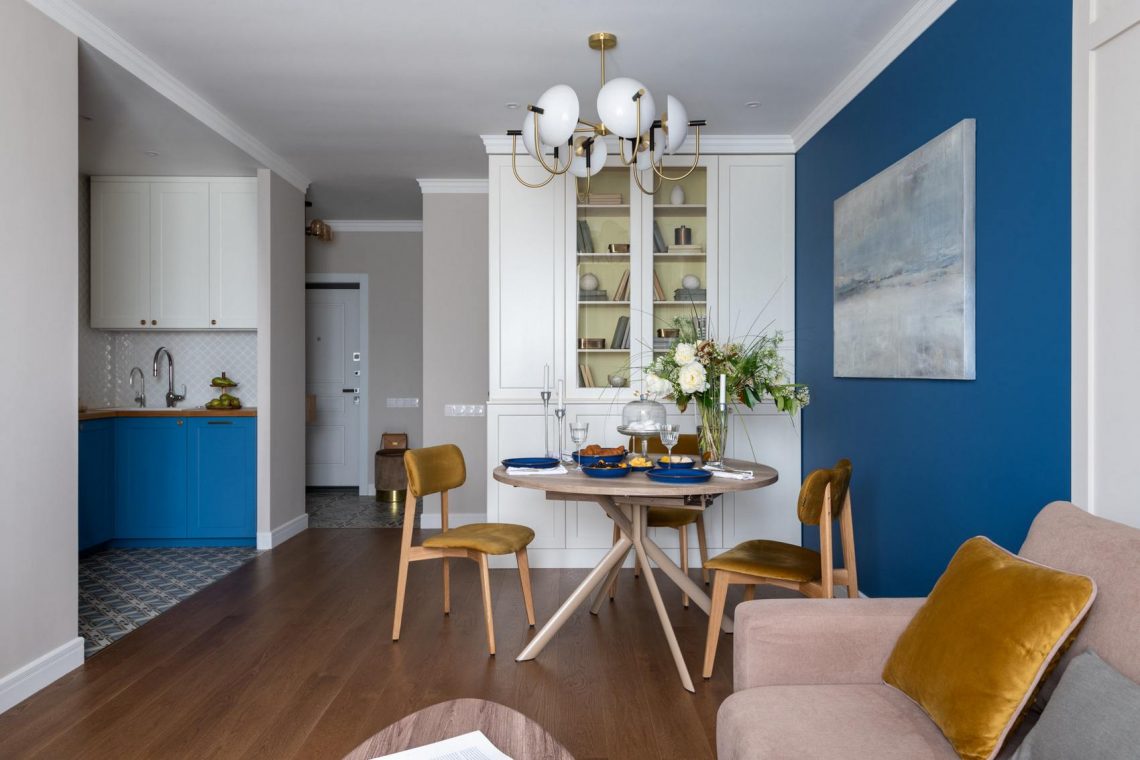 Konyha a 49m2-es lakás közepén, pici, de dekoratív hálószoba fiatal pár otthonában