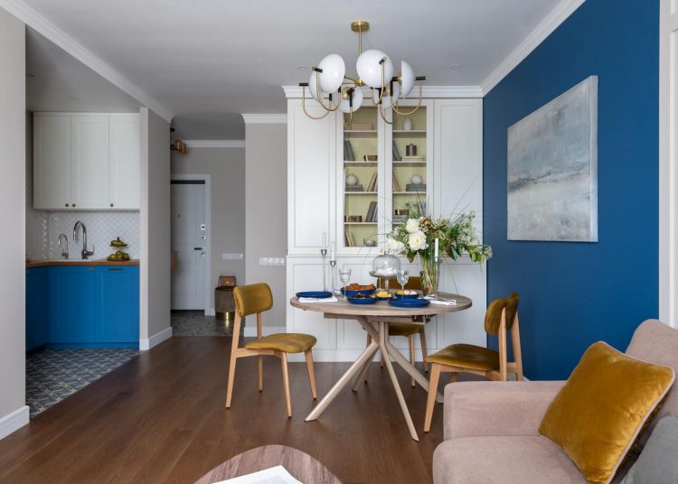 Konyha a 49m2-es lakás közepén, pici, de dekoratív hálószoba fiatal pár otthonában