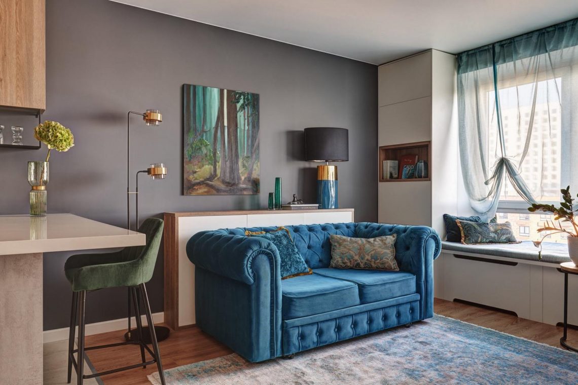 Konyha félsziget és párnázott pihenő a nagy ablak előtt - fiatal hölgy 40m2-es otthona