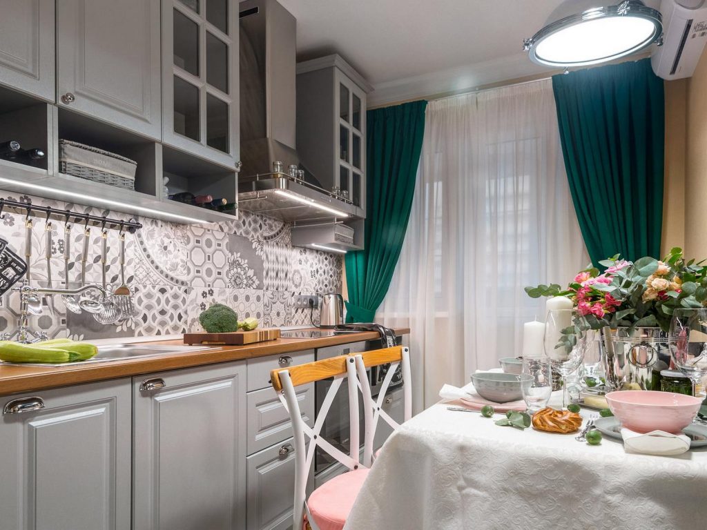 Lakberendező hölgy saját otthona - 40m2-es lakás otthoni munkahellyel, 8m2-es konyhával