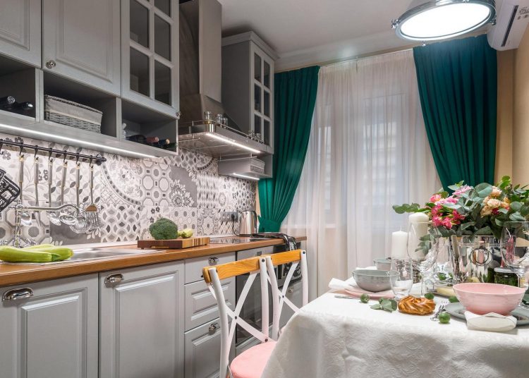 Lakberendező hölgy saját otthona - 40m2-es lakás otthoni munkahellyel, 8m2-es konyhával