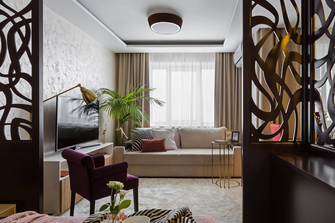 Látványos fa térelválasztó bútor 36m2-es lakásban, finoman nőies berendezés nyitott, egyszobás elosztással