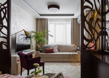 Látványos fa térelválasztó bútor 36m2-es lakásban, finoman nőies berendezés nyitott, egyszobás elosztással