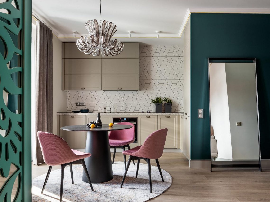 Sima bézs helyett inkább különleges, színes enteriőrt javasolt a lakberendező az egyedül élő hölgy 43m2-es lakásában