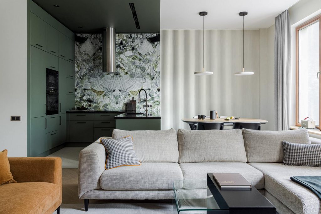 Több látványos faldekoráció megoldás egy kényelmes, négyszobás lakásban - különleges zöld márvány mint konyha hátfal