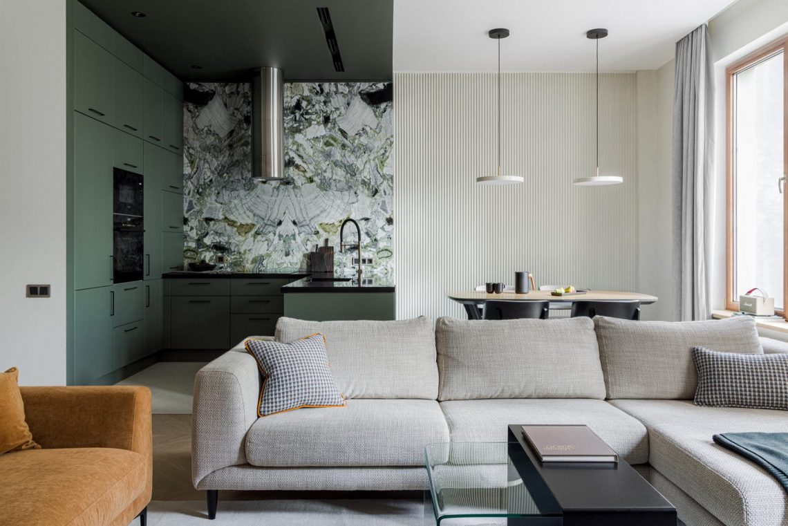 Több látványos faldekoráció megoldás egy kényelmes, négyszobás lakásban - különleges zöld márvány mint konyha hátfal