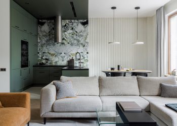 Több látványos faldekoráció megoldás egy kényelmes, négyszobás lakásban - különleges zöld márvány mint konyha hátfal