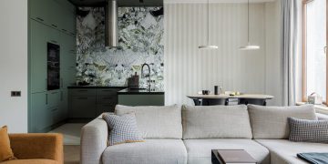 Több látványos faldekoráció megoldás egy kényelmes, négyszobás lakásban - különleges zöld márvány mint konyha hátfal
