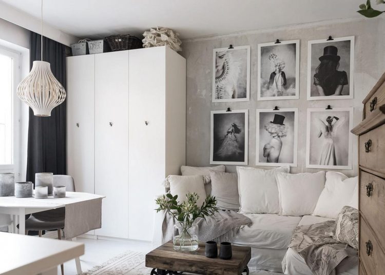 Bájos kis 31m2-es lakás monokróm színpalettával - sok fotó a falakon és egy bagoly a konyhában