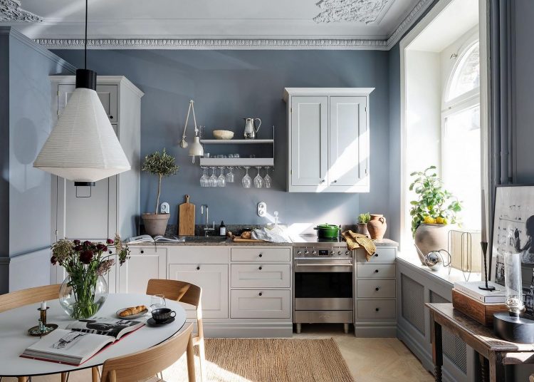 Egyedi, különleges karakter szép kék, természetes és világosszürke színekkel 34m2-en