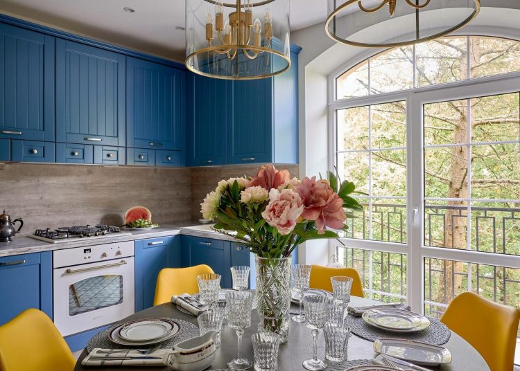 Hogyan adott szép, élénk színeket a lakberendező egy négyszobás lakás berendezéséhez - 130m2 két szinten