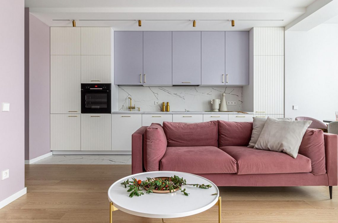 Légiesen könnyed, modern enteriőr pasztell színekkel és fehérrel - lila, pink, kék árnyalatok 49m2-en