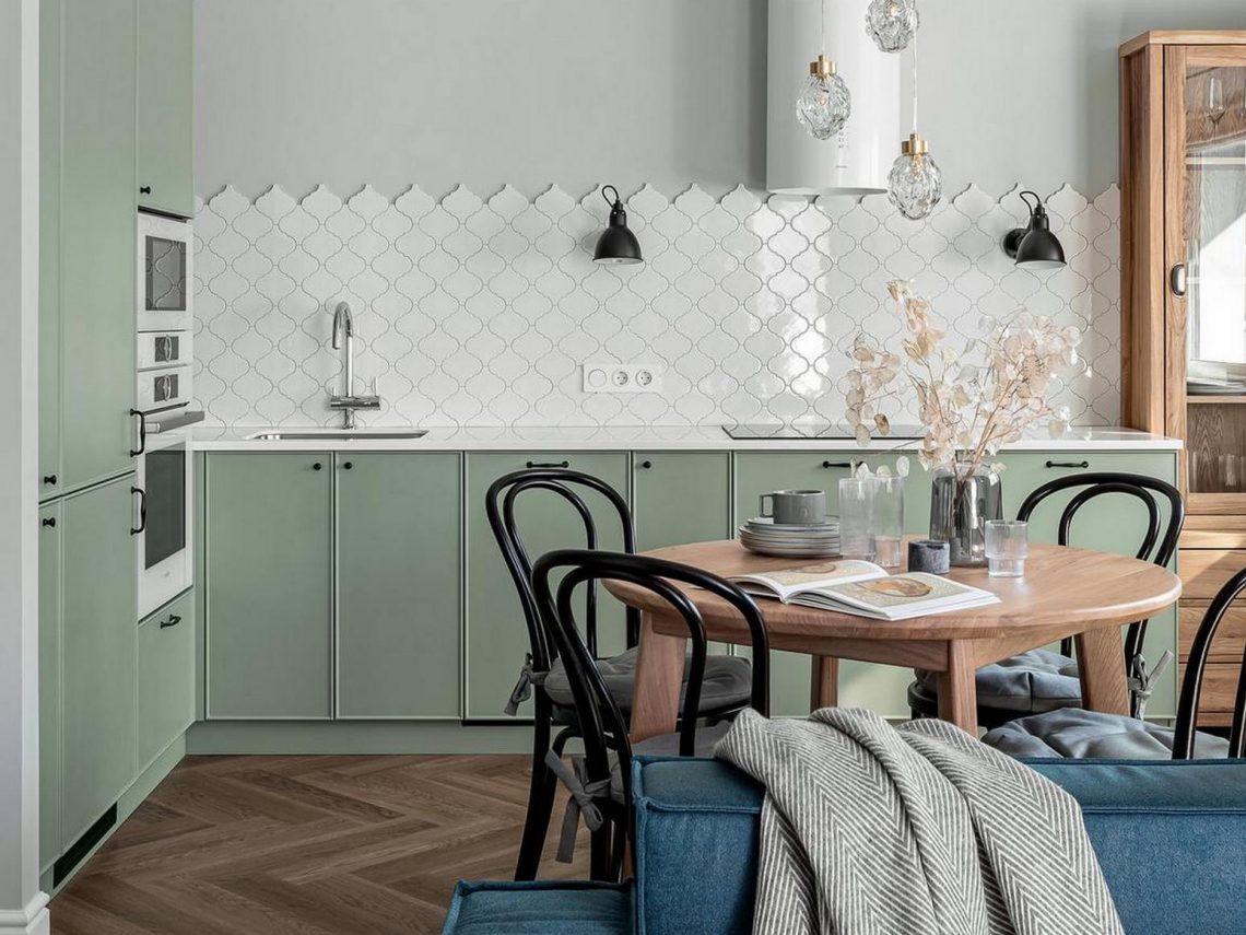 Nyitottabb tér a falak csökkentésével, kellemes színösszeállítás fiatal nő 47m2-es lakásában