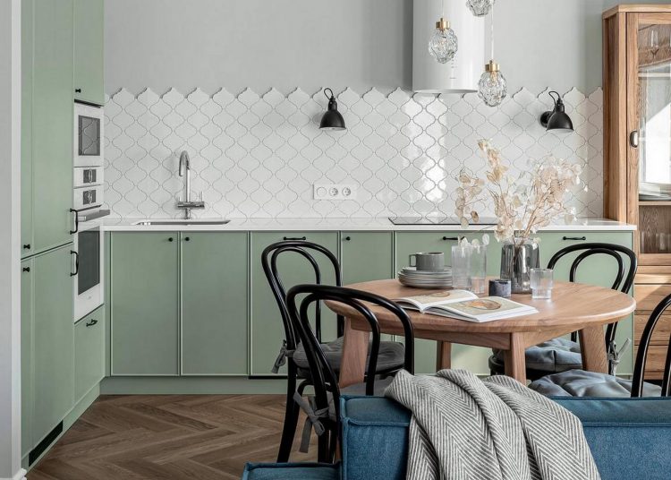 Nyitottabb tér a falak csökkentésével, kellemes színösszeállítás fiatal nő 47m2-es lakásában