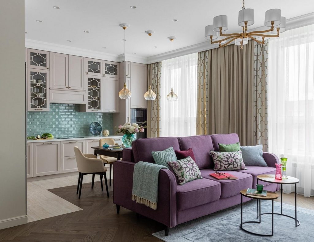 Kényelmes berendezés 63m2-en - házaspár otthona színes bútorokkal, klasszikus alapokon