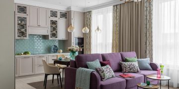 Kényelmes berendezés 63m2-en - házaspár otthona színes bútorokkal, klasszikus alapokon