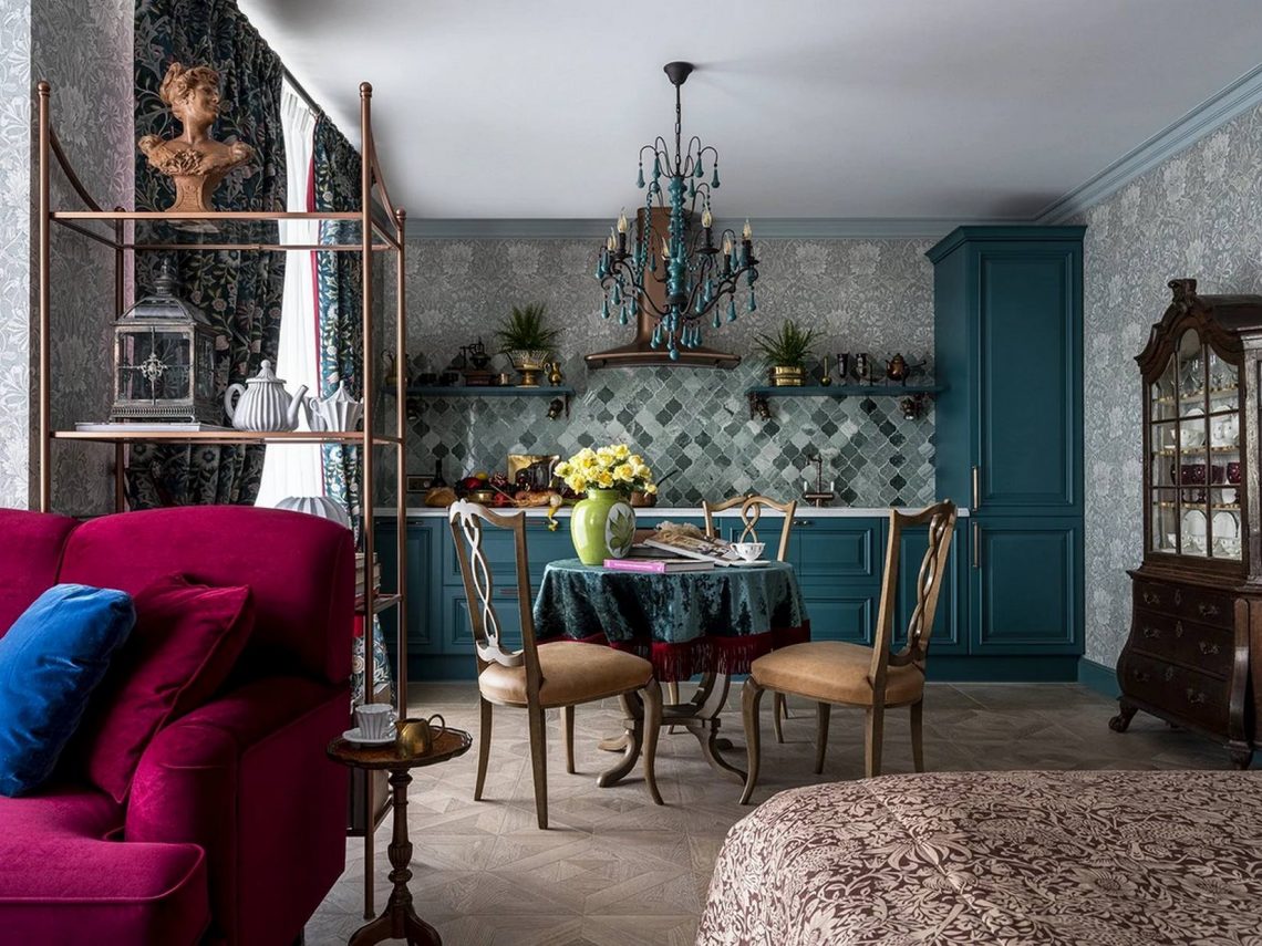 Középkorú nő különleges hangulatú, érdekes otthona - 46m2-en szép dekoráció, antik bútorok