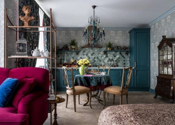 Középkorú nő különleges hangulatú, érdekes otthona - 46m2-en szép dekoráció, antik bútorok