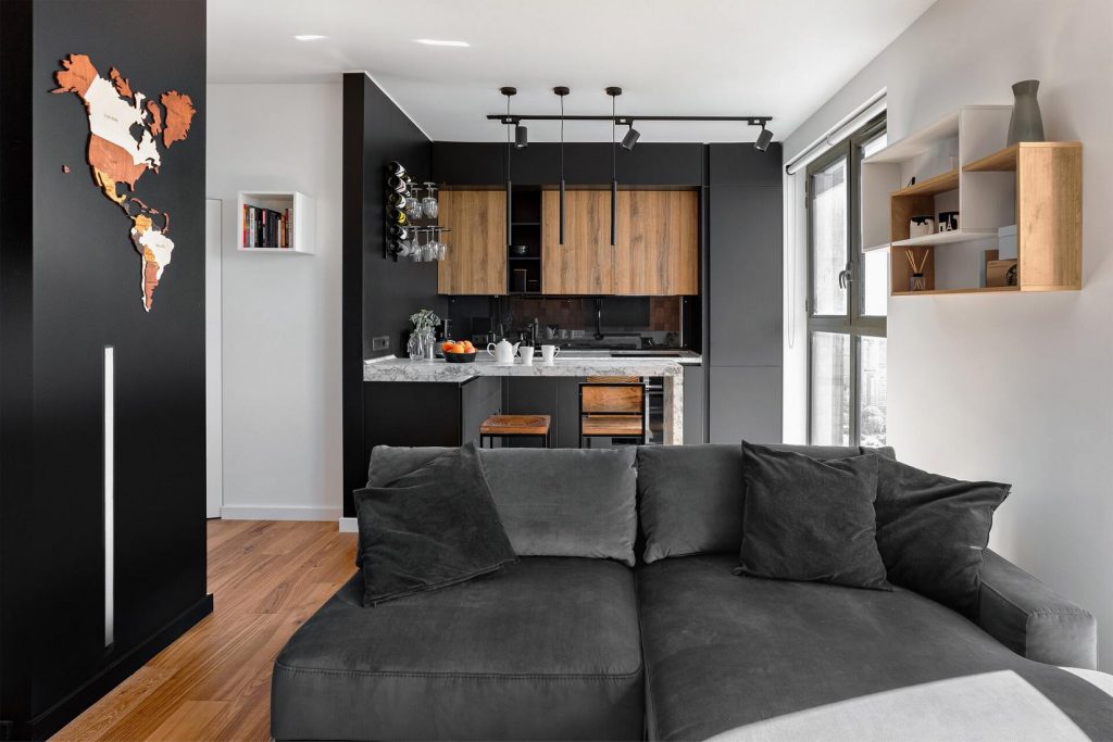 Látványos, modern, férfias kis lakás fekete, fehér és fa kontrasztos kombinációjával, 34m2