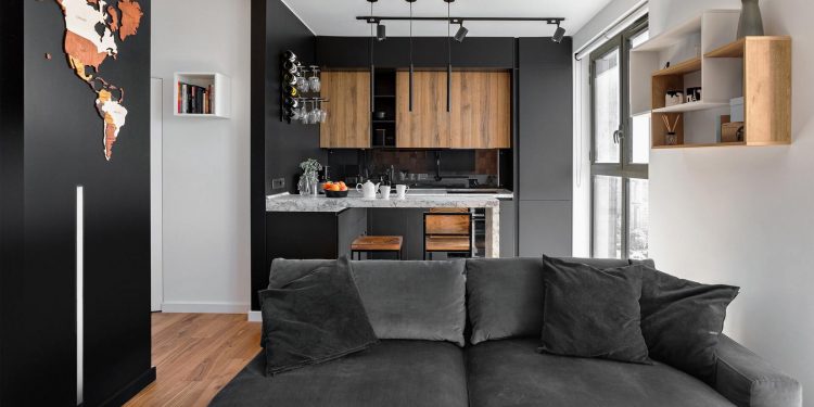 Látványos, modern, férfias kis lakás fekete, fehér és fa kontrasztos kombinációjával, 34m2