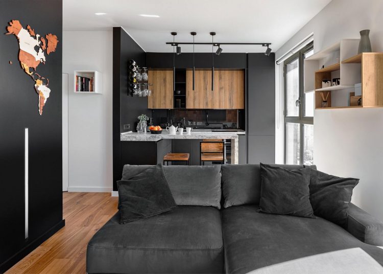 Látványos, modern, férfias kis lakás fekete, fehér és fa kontrasztos kombinációjával, 34m2