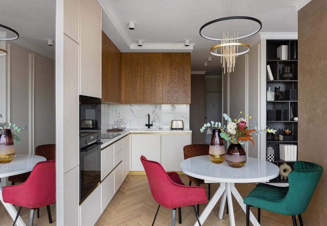 Modern elegancia arany részletekkel 44m2-en, sok fény és tükrök a tágas hatásért