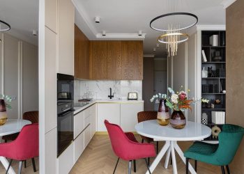 Modern elegancia arany részletekkel 44m2-en, sok fény és tükrök a tágas hatásért