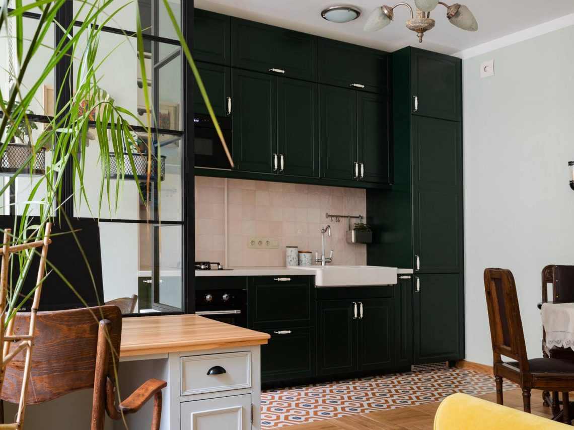 Stílusos és karakteres új berendezés - fiatal nő 50m2-es otthona, ahol antik bútorok és lámpák is helyet kaptak