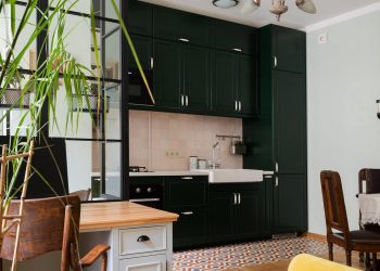 Stílusos és karakteres új berendezés - fiatal nő 50m2-es otthona, ahol antik bútorok és lámpák is helyet kaptak