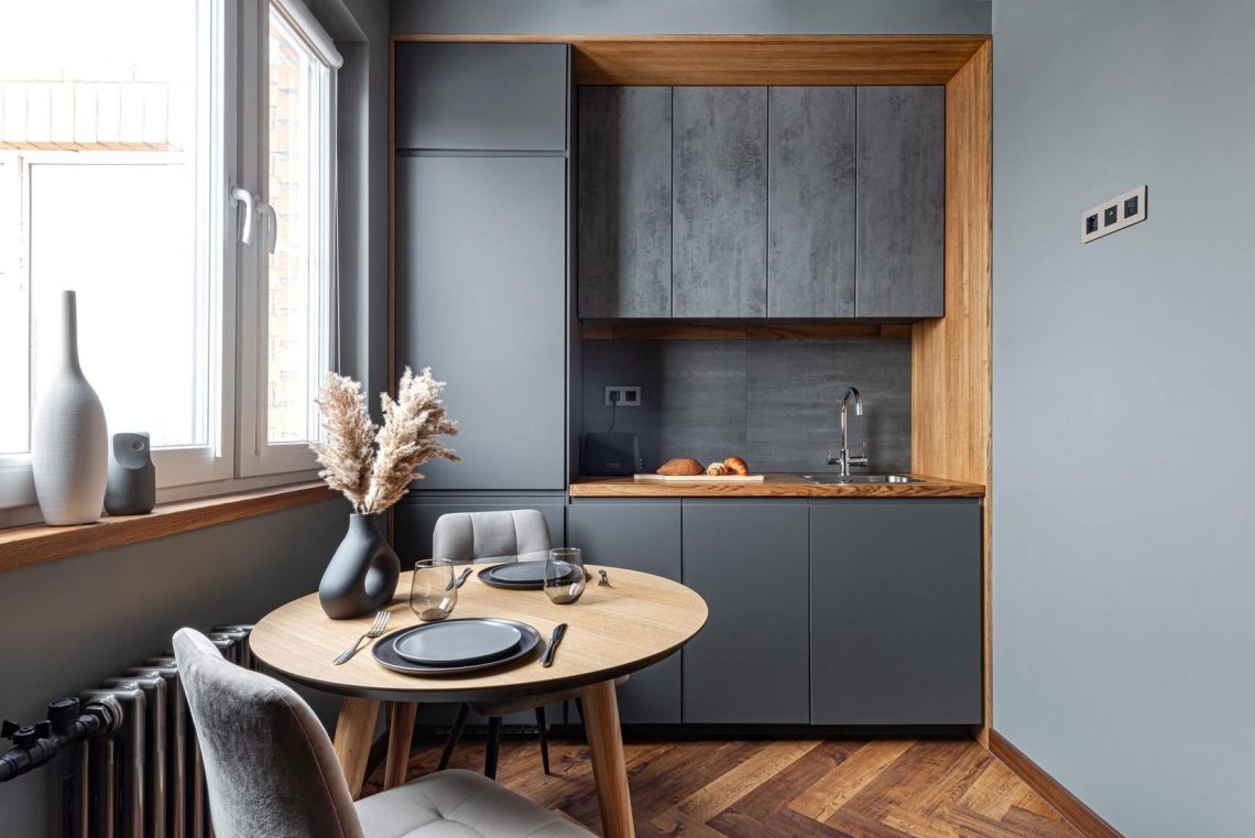 38m2-es legénylakás panelházban - férfi egyszobás otthona visszafogott, természetes színekkel