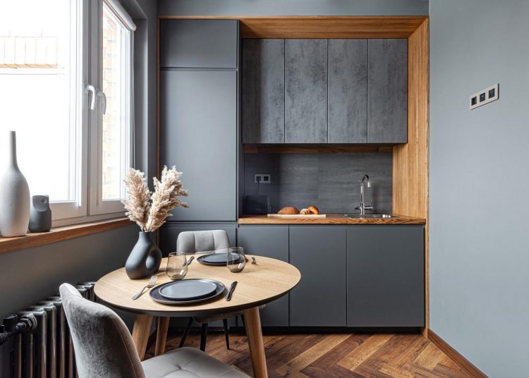 38m2-es legénylakás panelházban - férfi egyszobás otthona visszafogott, természetes színekkel