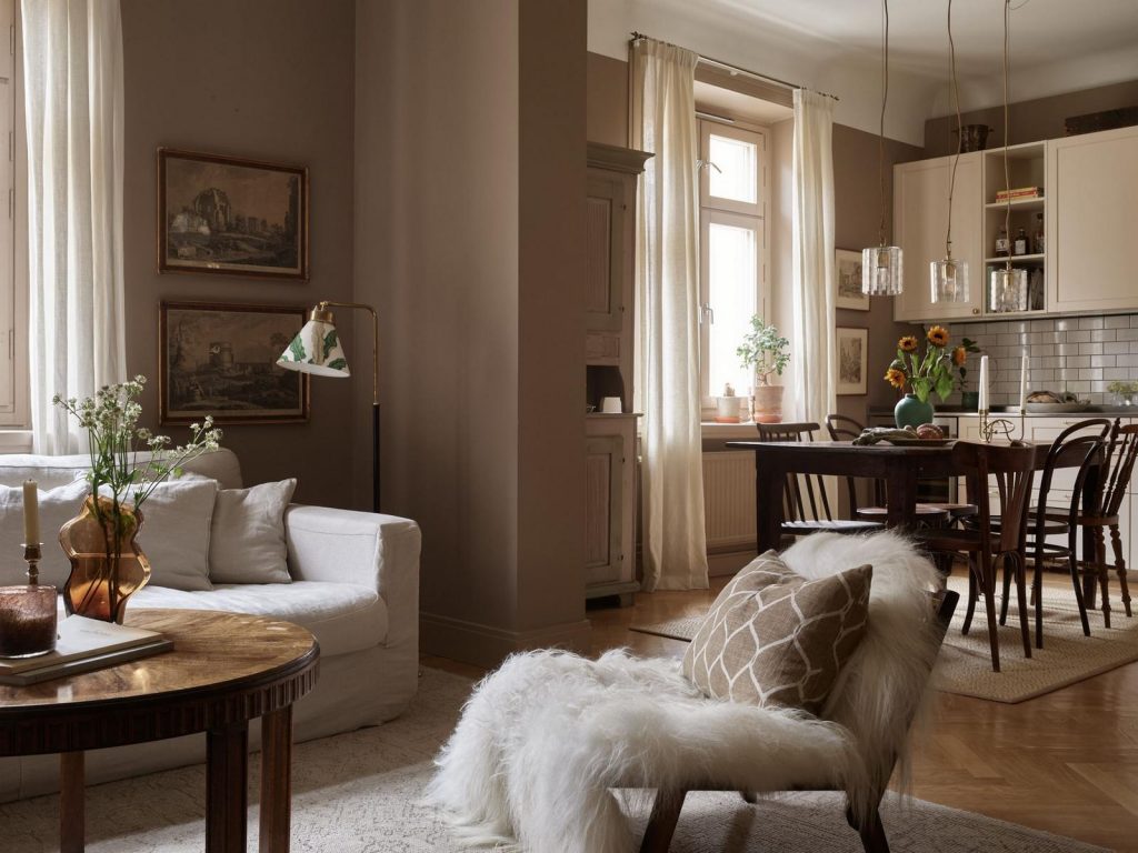 A barna színárnyalatok otthonos szépsége egy különleges hangulatú lakásban