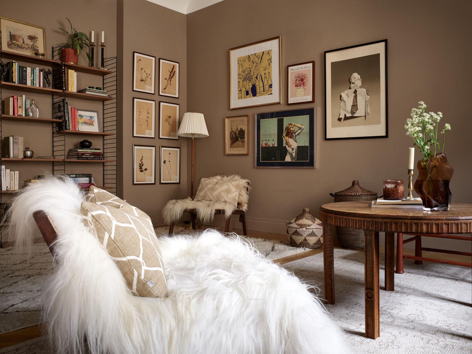 A barna színárnyalatok otthonos szépsége egy különleges hangulatú lakásban