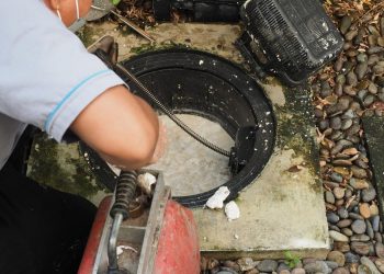 a fürdőszoba is sokszor terepe a lefolyó duguláselhárítás folyamatának