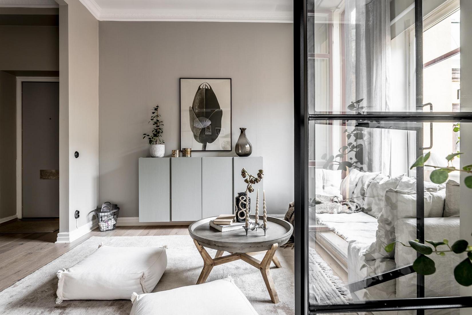 Otthonos, nyitott, szépen berendezett 40m2-es lakás, látványos üveg térelválasztással