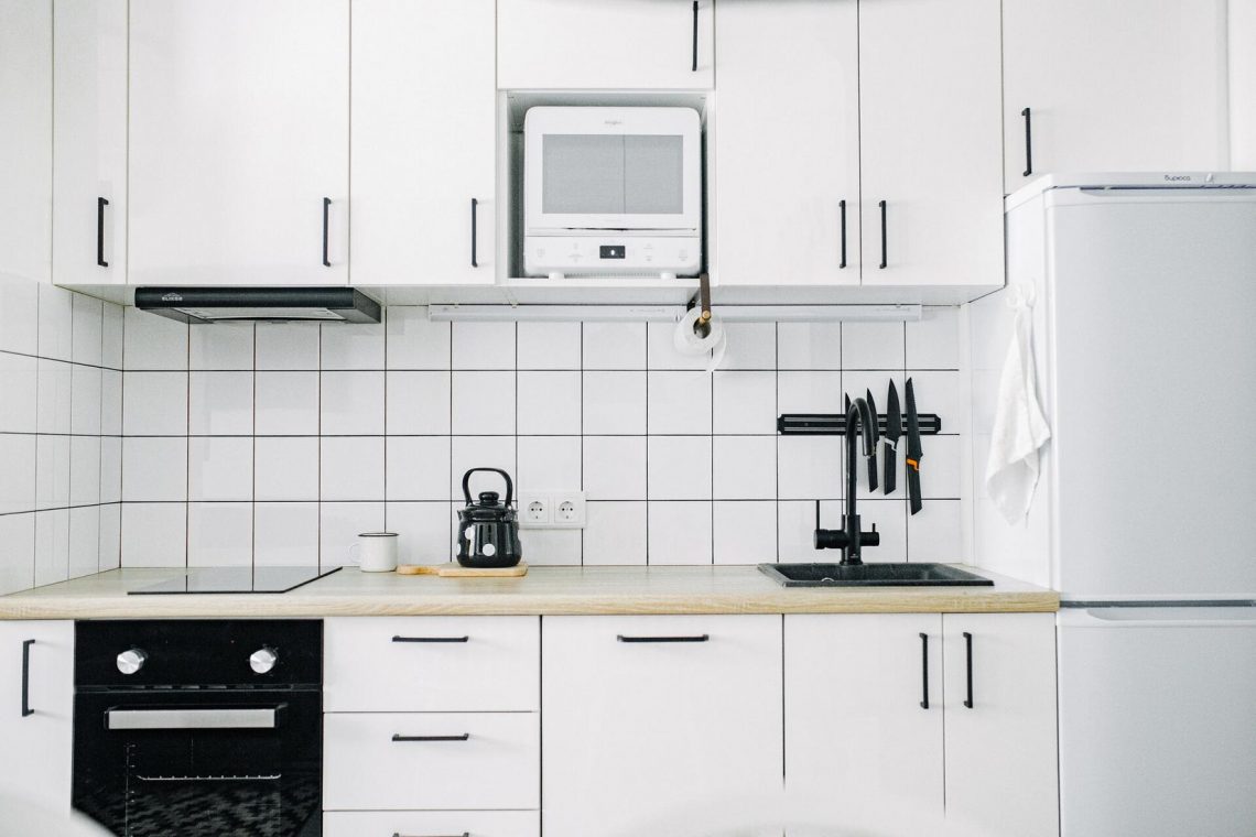 Konyha hátfal egyszerű, négyzet alakú csempével