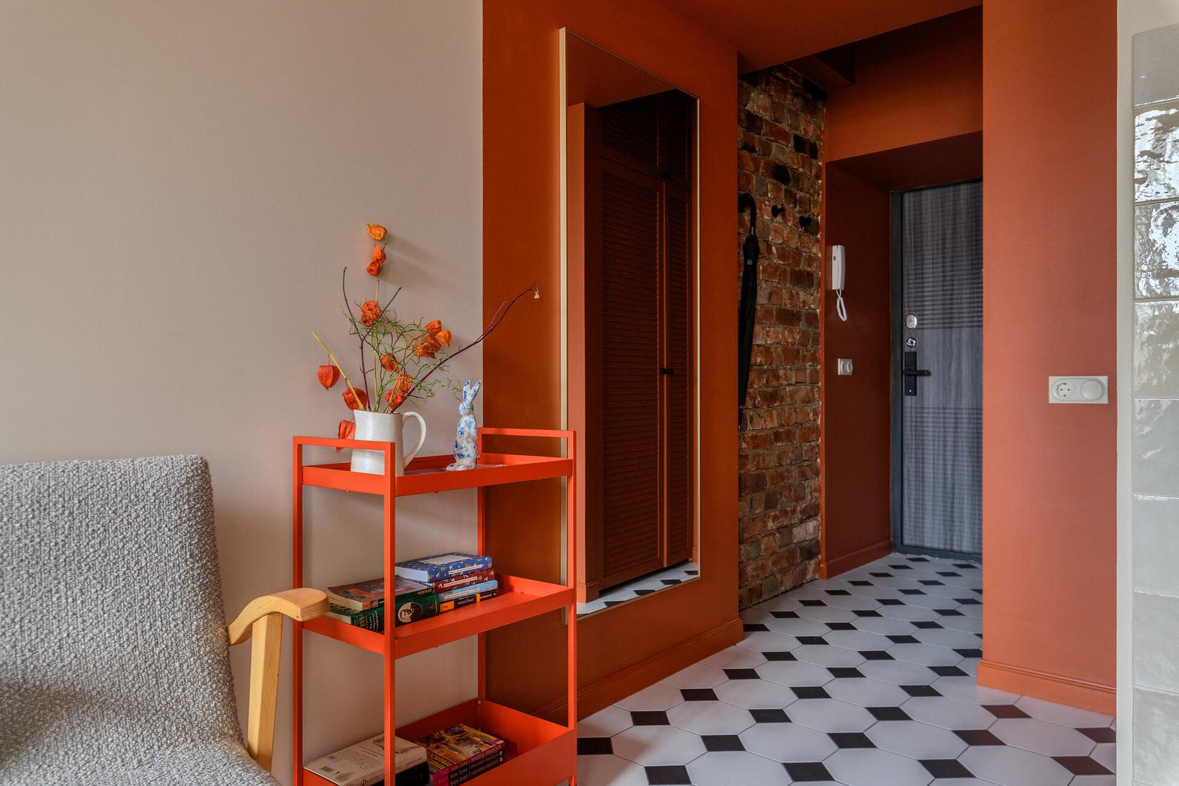 Egyszerűen de stílusosan berendezett mini lakás - 24m2, ahol szép mély színek teszik különlegessé a teret
