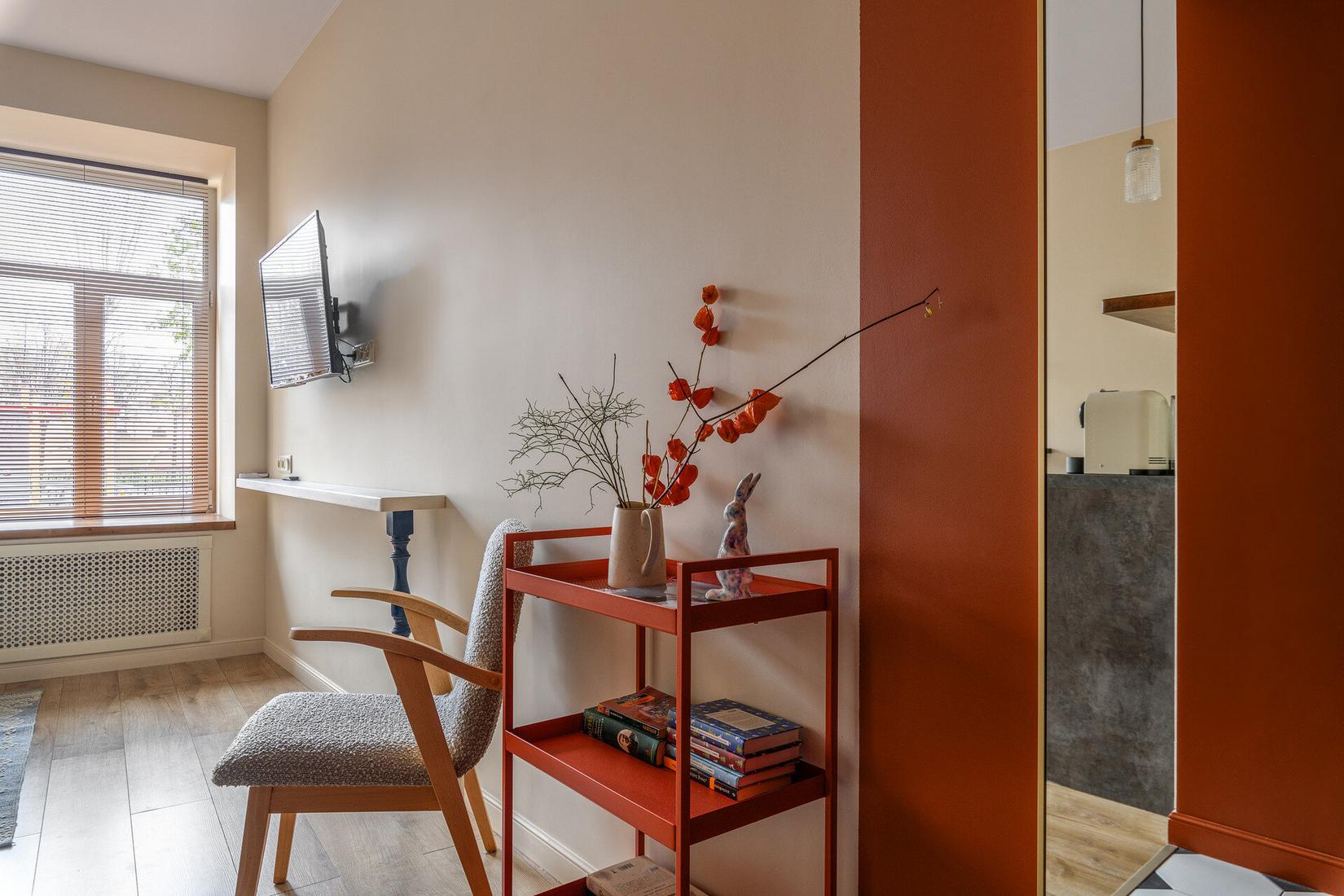 Egyszerűen de stílusosan berendezett mini lakás - 24m2, ahol szép mély színek teszik különlegessé a teret