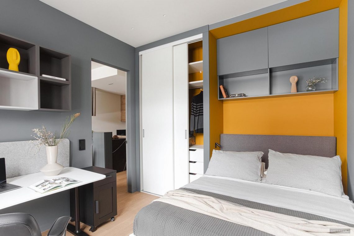 Leendő pszichológus férfi új, 39m2-es lakásának berendezése, az otthoni munkavégzés lehetőségét is szem előtt tartva