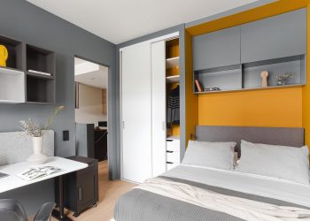 Leendő pszichológus férfi új, 39m2-es lakásának berendezése, az otthoni munkavégzés lehetőségét is szem előtt tartva