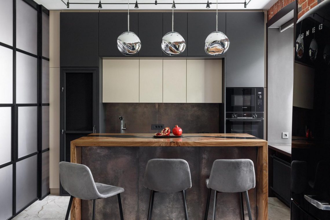 Szép téglafal és konyhasziget loft stílusú enteriőrben - fiatal nő és kutyája laknak az 50m2-es, egyszobás lakásban