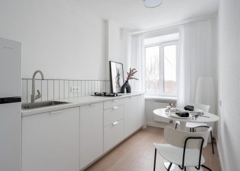 Felújítás és új berendezés kevés pénzből kis lakásban - sok tiszta fehér és egy meleg terrakotta árnyalat 29m2-en