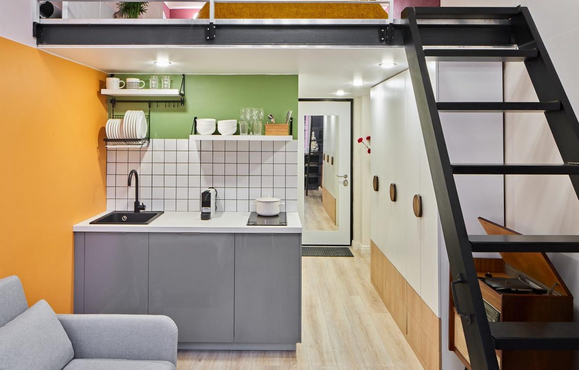 Színesen, hangulatosan berendezett pici lakás kétszintes kialakítással - 25m2-es mikro-loft