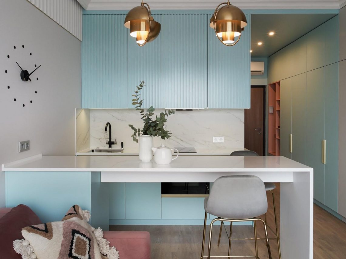 Egyetemista lánynak berendezett 29m2-es lakás pasztell színekkel, világoskék konyhabútorral, sok tárolóhellyel