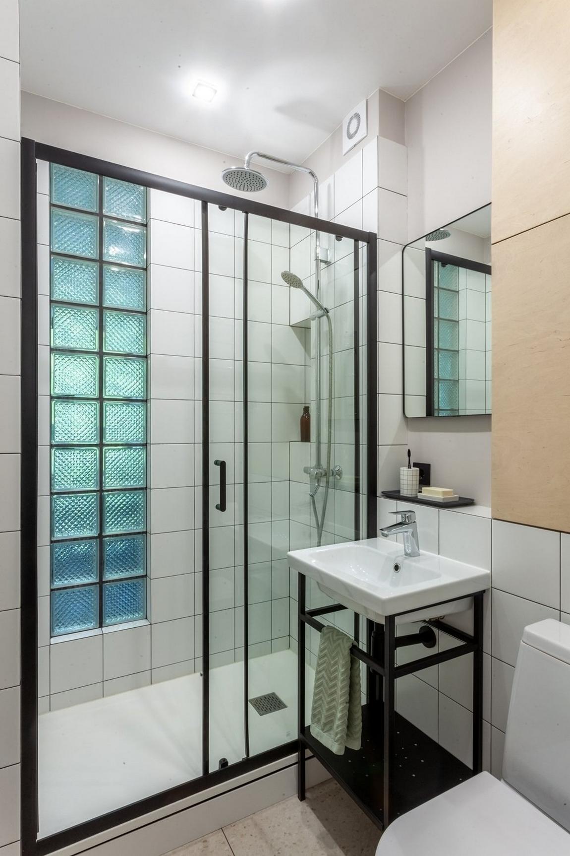 Egy modern, mini fürdőszoba kényelmes zuhanykabinnal