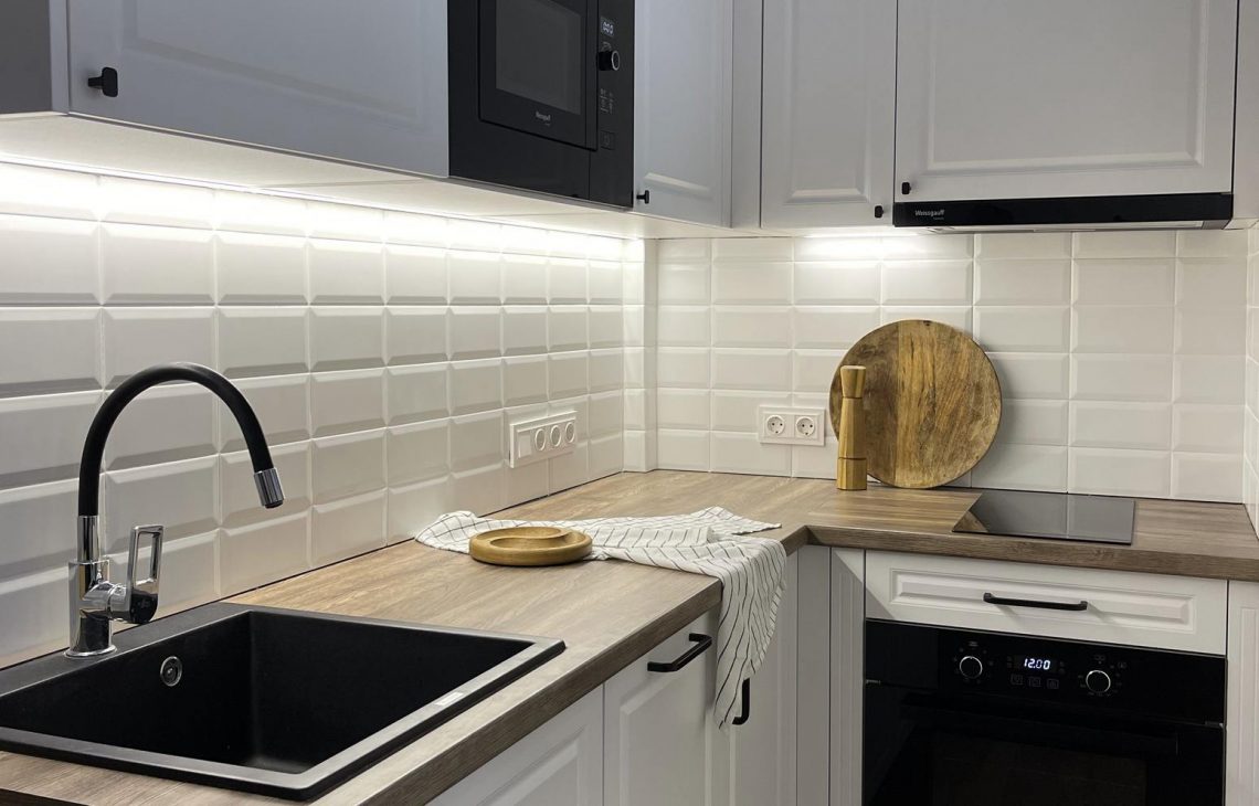 Kis lakás egyszerű, stílusos, költségkímélő berendezéssel, a 28m2-es területen ügyesen leválasztott hálószobával