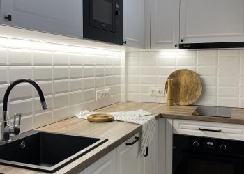 Kis lakás egyszerű, stílusos, költségkímélő berendezéssel, a 28m2-es területen ügyesen leválasztott hálószobával